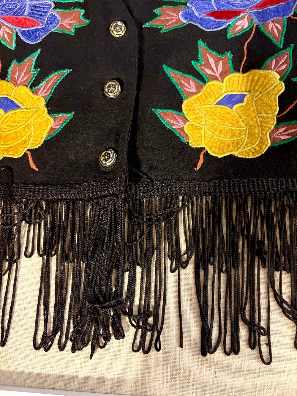 *Rare Find*
Vintage 90’s Contempo Casuals Boho Floral Embroidered Fringe Vest - Picture 4 of 7